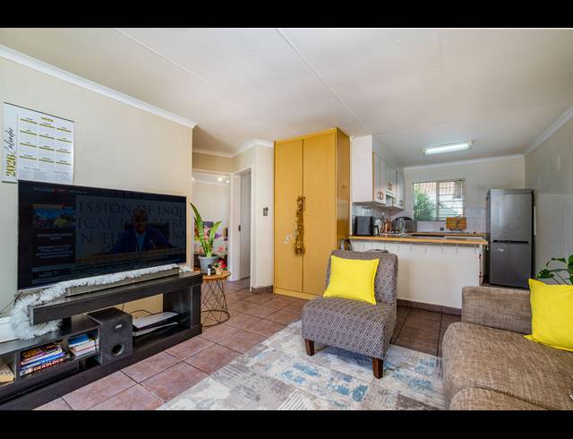 2 BEDROOM TOWNHOUSE FOR SALE IN SUNDOWNER